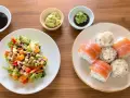 Na stole sushi z łososiem i sałatka z tofu. W miseczkach sos sojowy, wasabi i pasta. Zastanawiasz się, czym się różni kimbap od sushi?