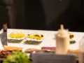 Przygotowanie sushi z awokado i żółtą rzodkwią. Nawet osoby z cukrzycą mogą cieszyć się tymi smakami.