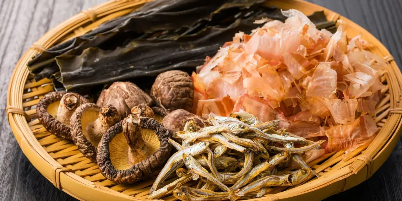 Suszone grzyby shiitake, wodorosty kombu, płatki bonito i suszone sardelki – składniki, które nadają potrawom głęboki, bogaty smak umami.