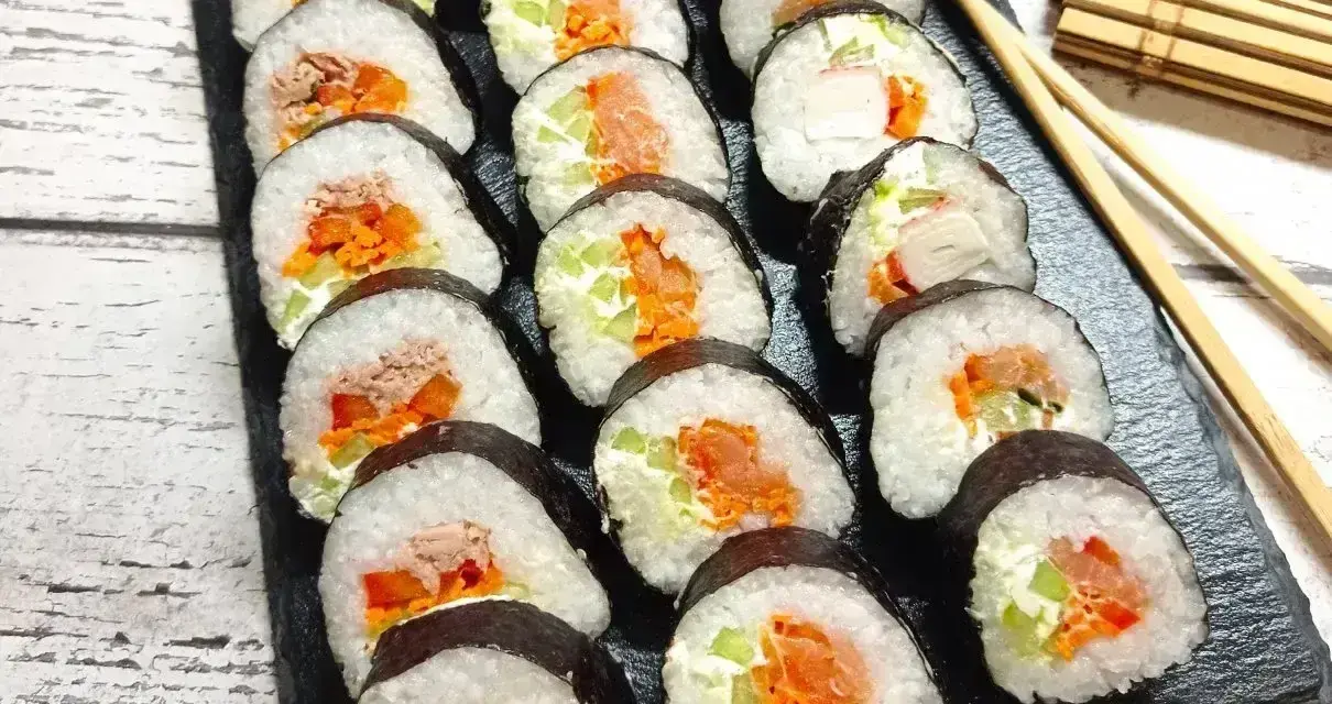 Gotowe rolki sushi z łososiem, tuńczykiem i warzywami. Proste sushi jak zrobić w domu.
