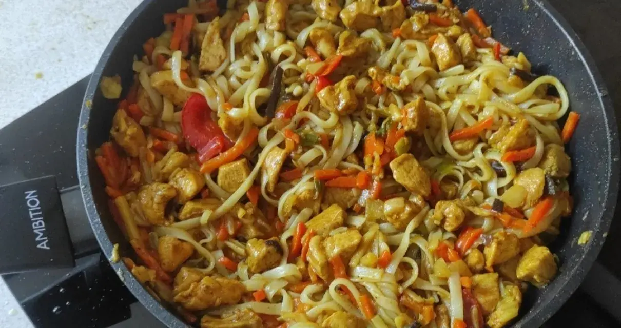 Genialny makaron chiński z kurczakiem przepis w woku: kurczak, makaron, marchewka, papryka i inne warzywa.