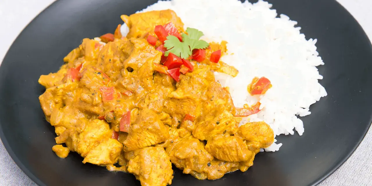 Pyszny kurczak curry z ryżem, idealny na szybki obiad. Ten przepis na kurczaka curry zachwyci każdego!