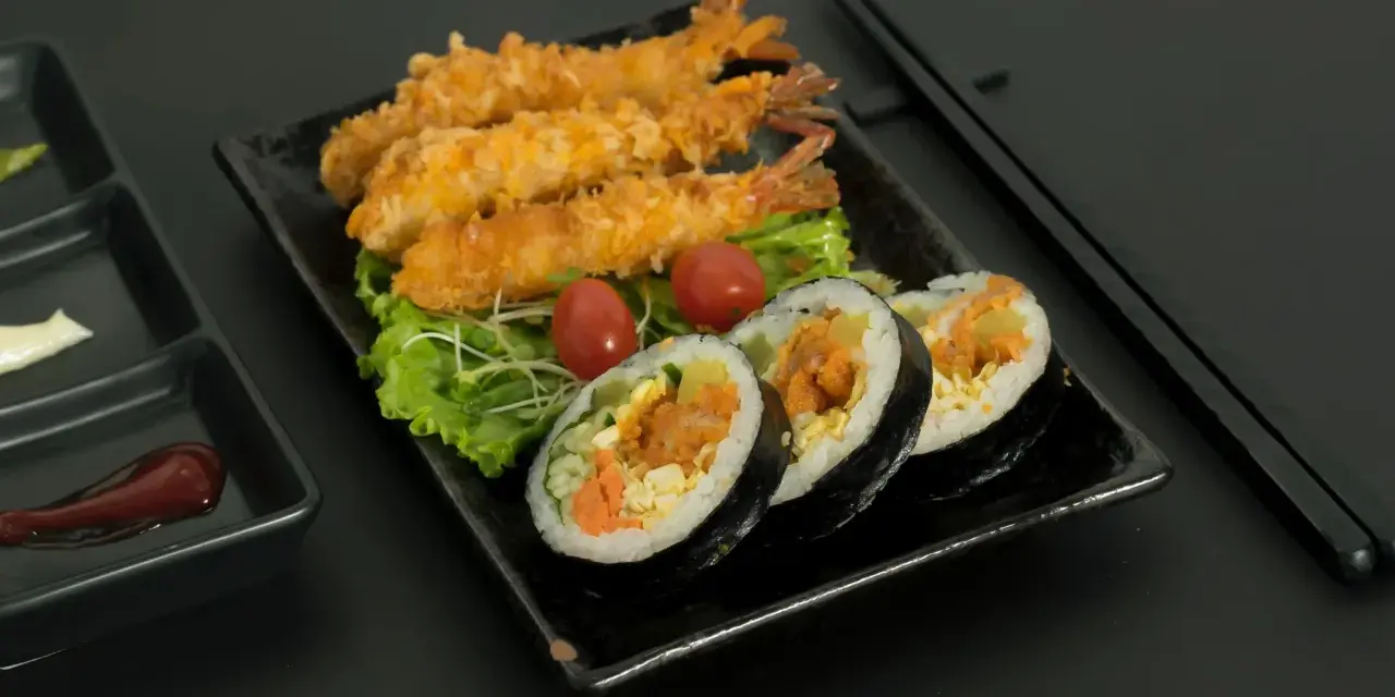 Chrupiące krewetki i rolki sushi z krewetkami, podane z pomidorkami i sałatą. Idealne na przekąskę nigiri krewetka.