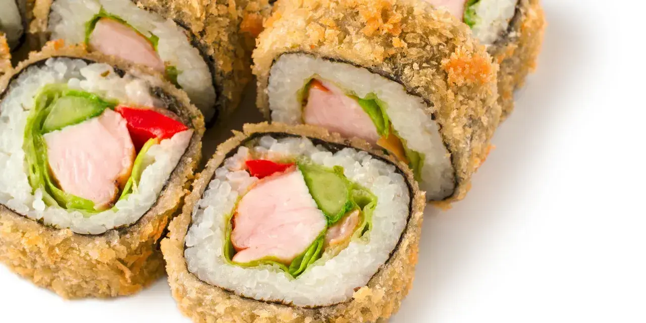 Chrupiące rolki sushi z kurczakiem, ogórkiem i papryką, zawinięte w nori. Idealne, gdy zastanawiasz się którą stroną nori do sushi.