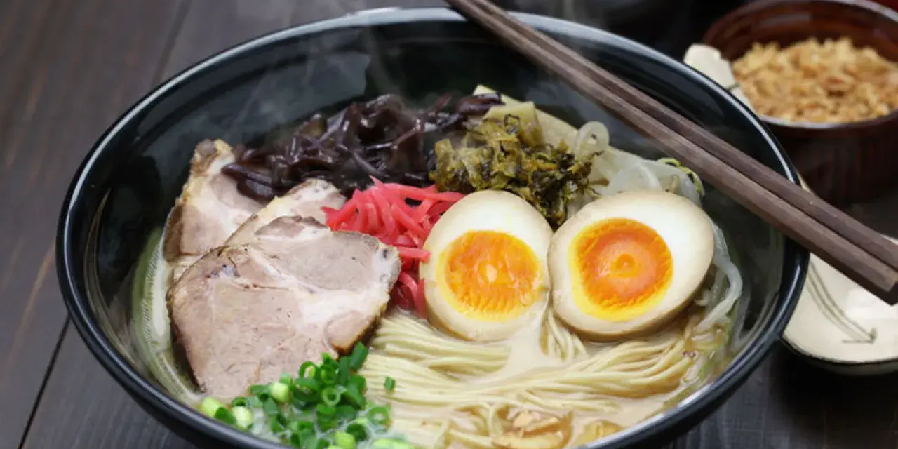 Parujący ramen z grubym makaronem, plastrami wieprzowiny, jajkiem na pół i szczypiorkiem. Idealny makaron do ramen to podstawa!