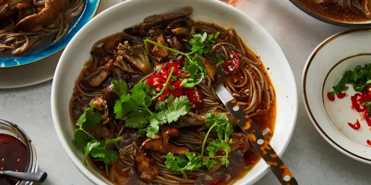 Aromaticzny makaron lau thai z grzybami, chilli i kolendrą. Pyszne danie w głębokim bulionie, idealne na rozgrzewkę.
