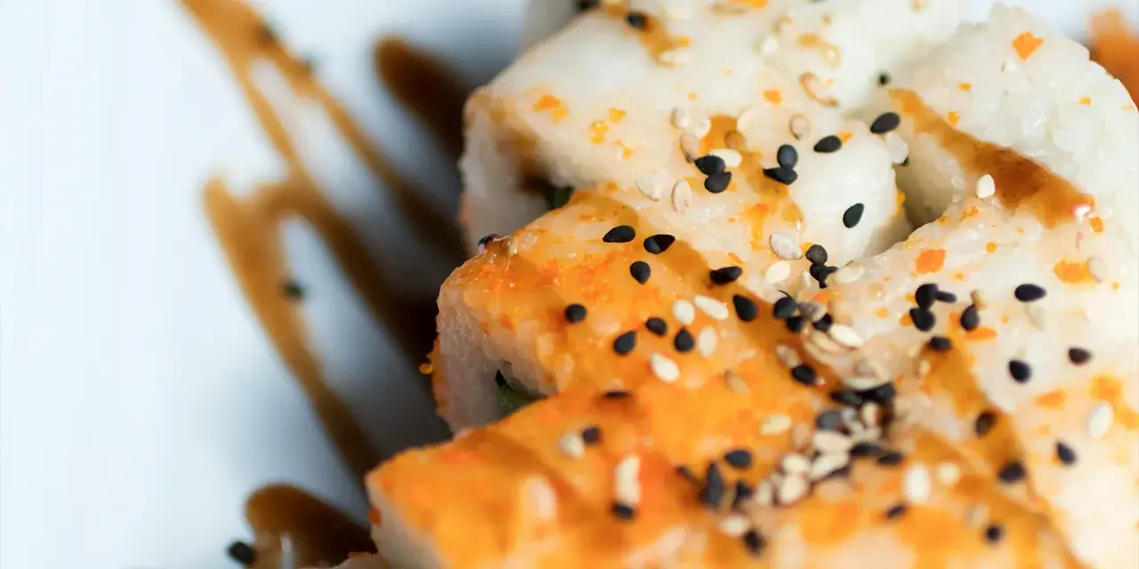 Wyśmienite sashimi maki, polane sosem teriyaki i posypane sezamem.