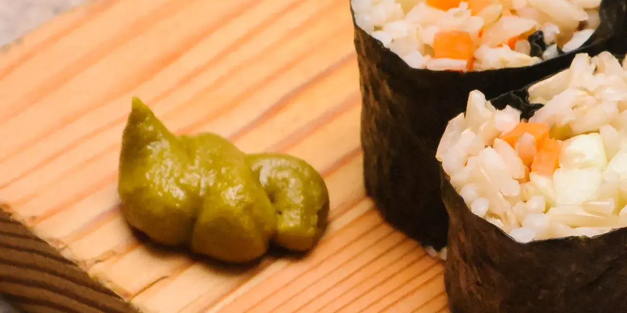 Zielony sos obok sushi, przypominający wasabi, może być zrobiony z chrzanu.