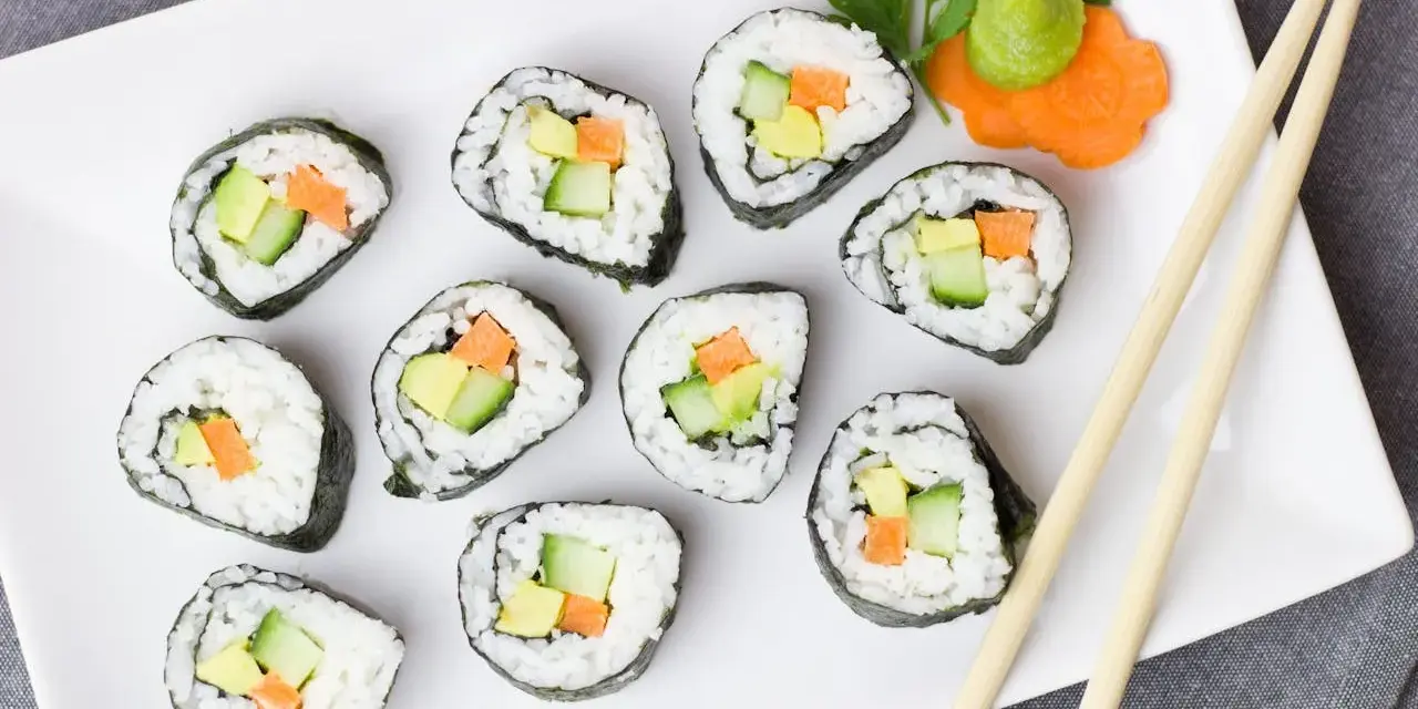 Talerz sushi z awokado, ogórkiem i marchewką. Czy sushi jest kaloryczne? Zależy od składników, ale te warzywne rolki są lekkie!