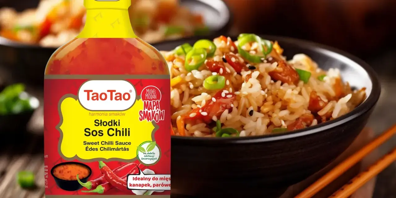 Butelka słodko ostrego sosu chili TaoTao obok miski ryżu z dodatkami. Idealny do mięs i kanapek.