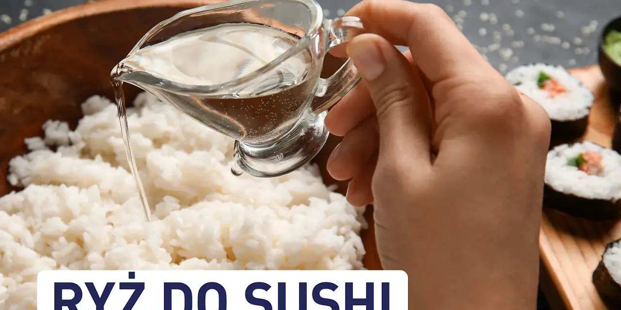 Doprawianie ryżu do sushi: ręka wylewa sos z dzbanka na biały ryż. Obok gotowe rolki sushi.