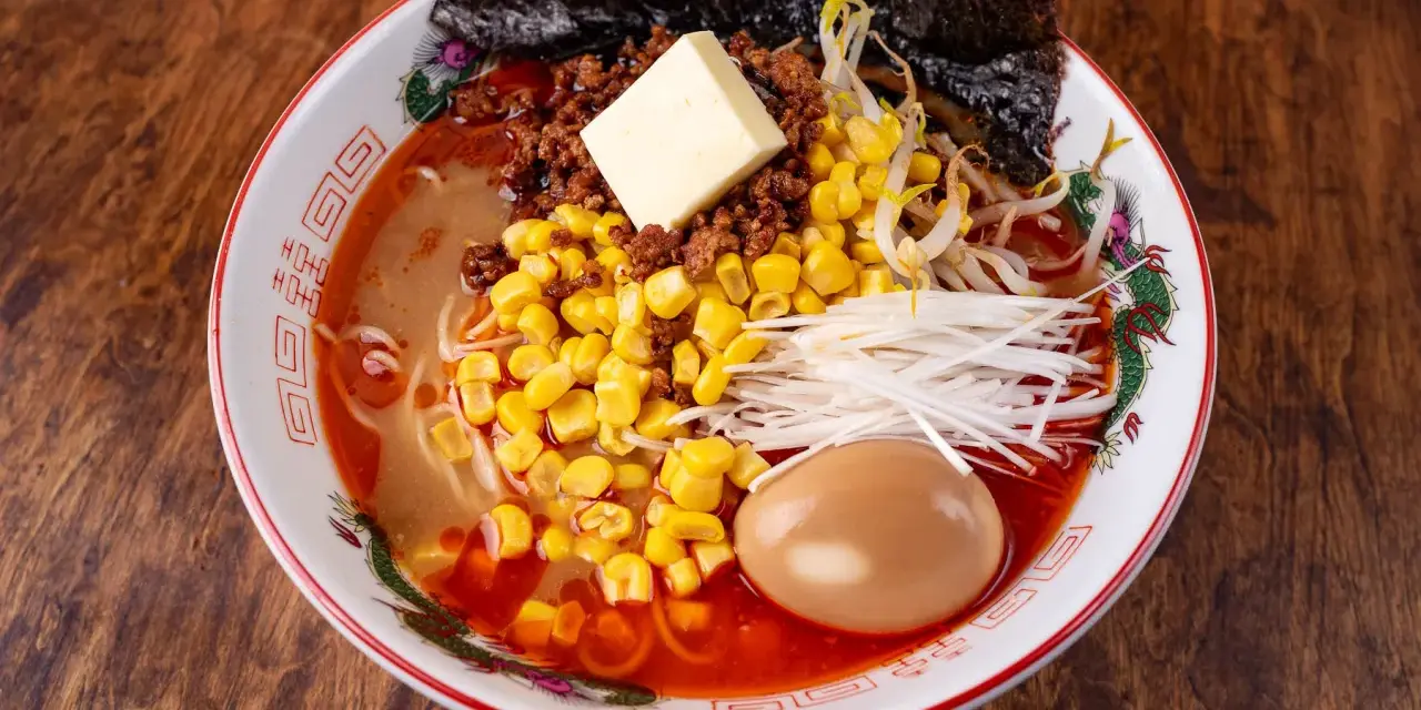 Misowy ramen z masłem, mielonym mięsem, kukurydzą, kiełkami i jajkiem. Idealny przepis na ramen miso.