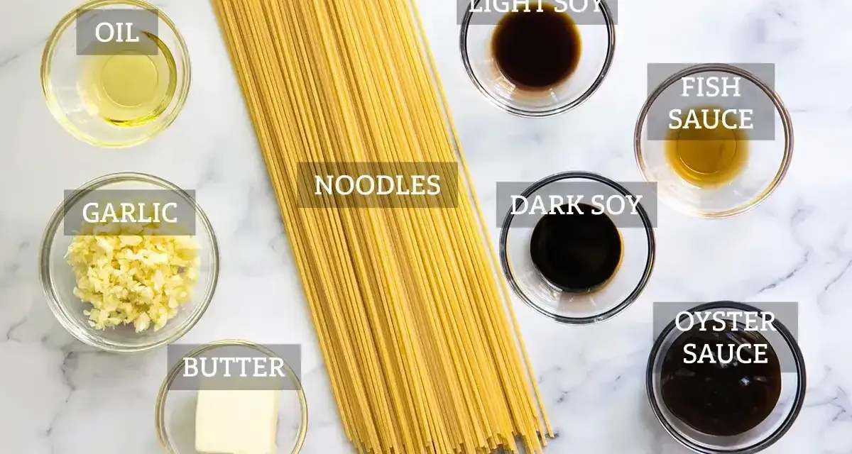 Składniki na pyszne makaron noodle: długie nitki makaronu, czosnek, masło, olej, sos sojowy jasny i ciemny, sos rybny i ostrygowy.