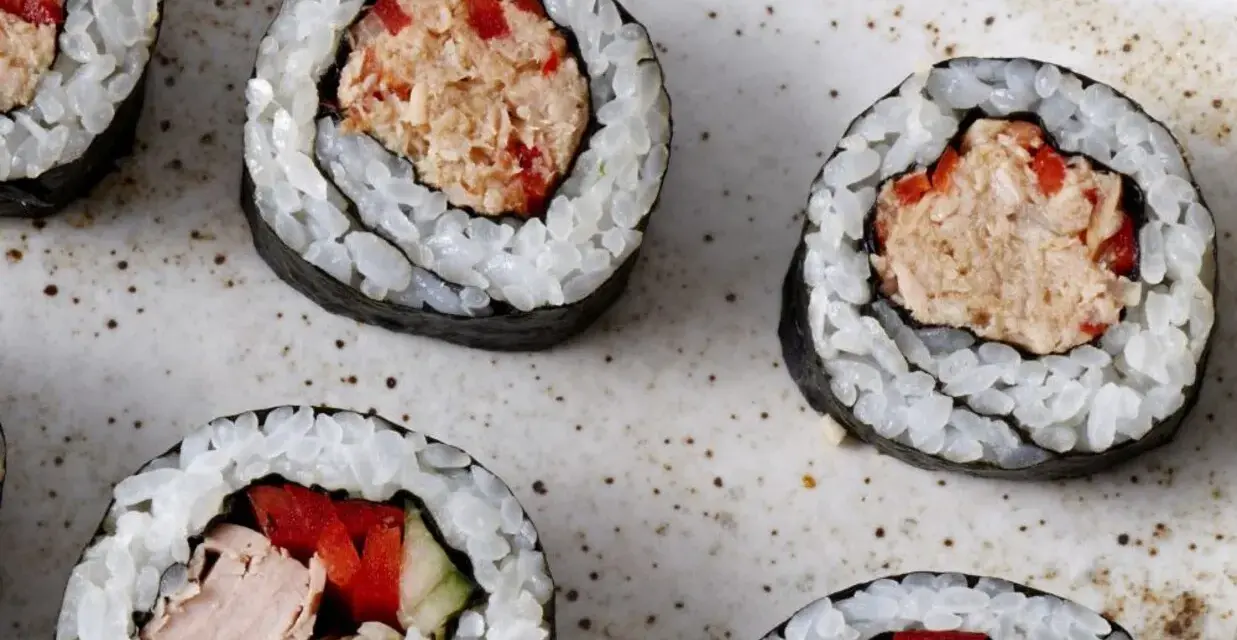 Roladki sushi z ryżem, nori i pyszną pastą z tuńczyka z dodatkiem czerwonej papryki. Idealne na szybką przekąskę.