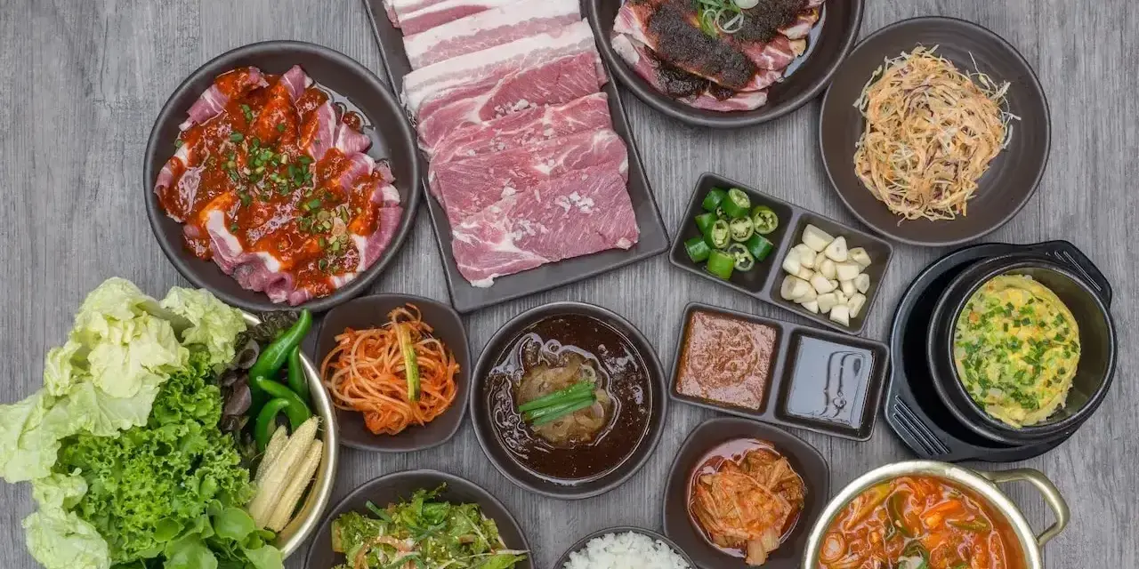 Pyszne dania kuchni koreańskiej: marynowane mięso, kimchi, zupy i sałatki. Idealne przepisy na koreański obiad.