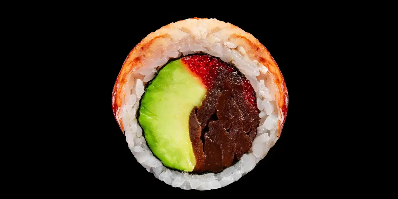 Sushi z węgorzem, awokado i ikrą łososia. Delikatny smak węgorza w połączeniu ze świeżością awokado i słonymi koralikami ikry.