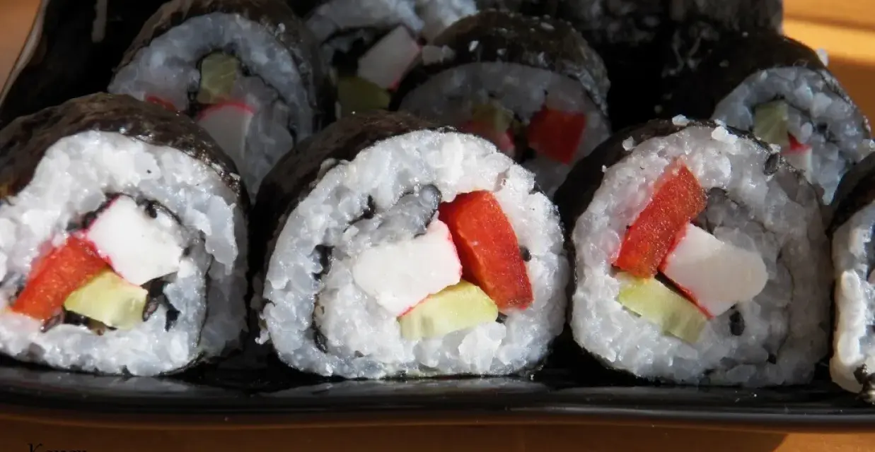 Roladki sushi z surimi, ogórkiem i papryką. Proste przepisy na domowe sushi.