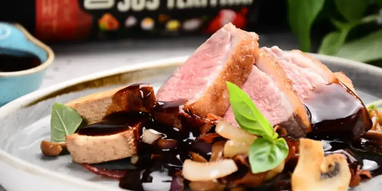 Soczysta kaczka w 5 smakach, polana gęstym sosem teriyaki, podana z warzywami i grzybami.