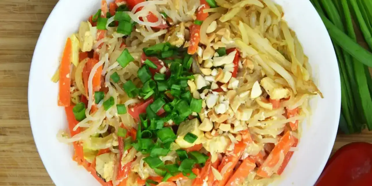 Talerz pysznego pad thai z tofu, marchewką i orzeszkami ziemnymi. Idealny posiłek, gdy zastanawiasz się nad pad thai kcal.