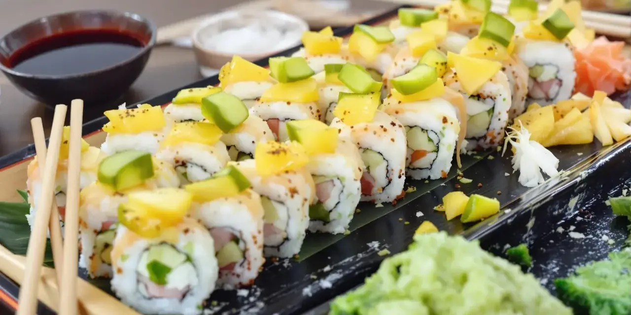 Pyszne rolki sushi z mango i awokado, przypominające smakiem kanpyo maki. Podane z sosem sojowym i wasabi.