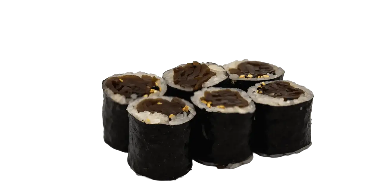 Siedem roladek sushi z ryżem, nori i ciemnym, słodkim nadzieniem. Czy to kanpyo?