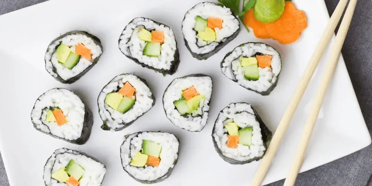 Roladki sushi z awokado, ogórkiem i marchewką. Idealne, gdy zastanawiasz się, jak zrobić zaprawę do sushi.