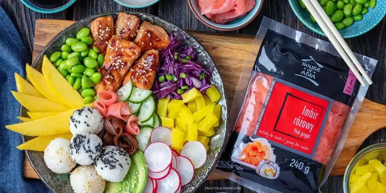 Kolorowy poke bowl z łososiem, mango, awokado, edamame i ryżem. Idealny przepis na poke bowl, który zachwyci smakiem.