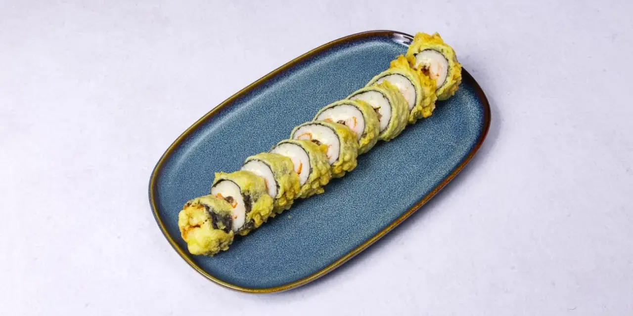 Gotowa tempura jak zrobić? Zobacz, jak pysznie wyglądają rolki sushi w chrupiącej panierce tempura, idealne do domowego przygotowania.