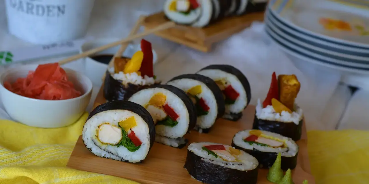 Pyszne sushi z kurczakiem, papryką i mango. Idealne na lekki posiłek.