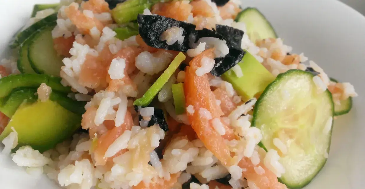 Kolorowa sałatka do sushi z łososiem, awokado, ogórkiem i nori. Pyszne danie na lekki posiłek.