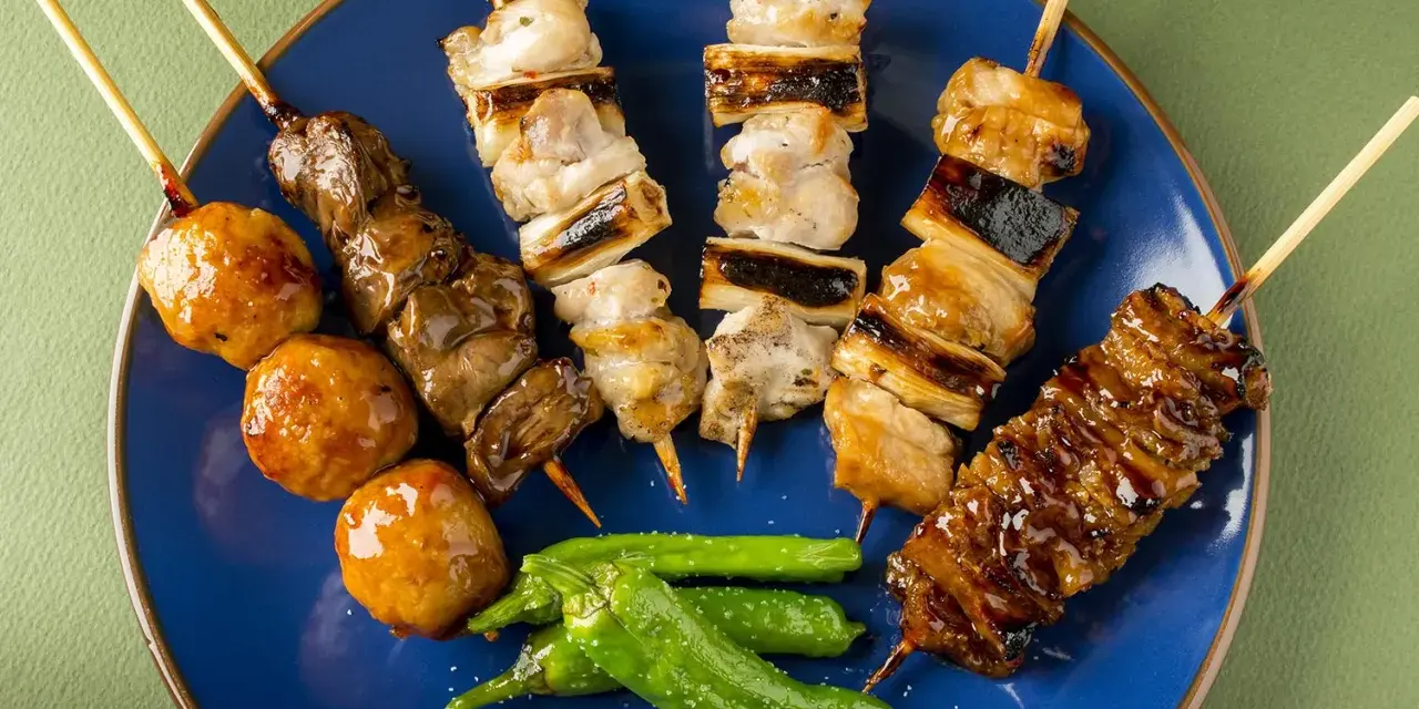 Pyszne yakitori na patyczkach: kurczak, wątróbka, kulki mięsne i papryczki. Idealny przepis na grillowanie!