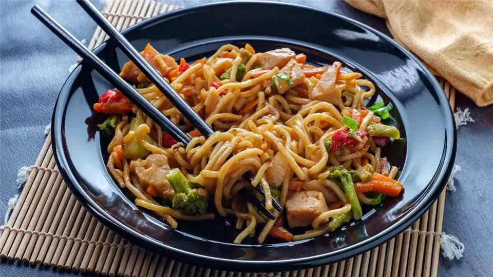 Chow Mein: Szybki Przepis na Azjatycki Klasyk w Domu