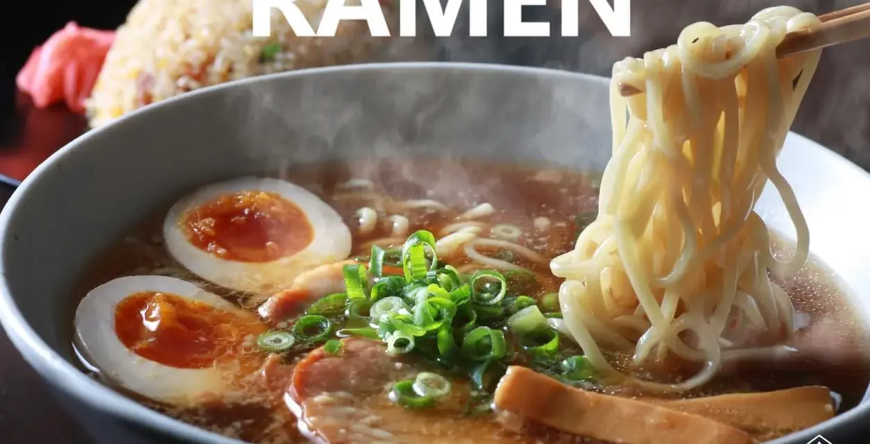 Parujący ramen z jajkiem, mięsem i szczypiorkiem. Czy ramen to zupa? Tak, to pyszna, sycąca zupa!