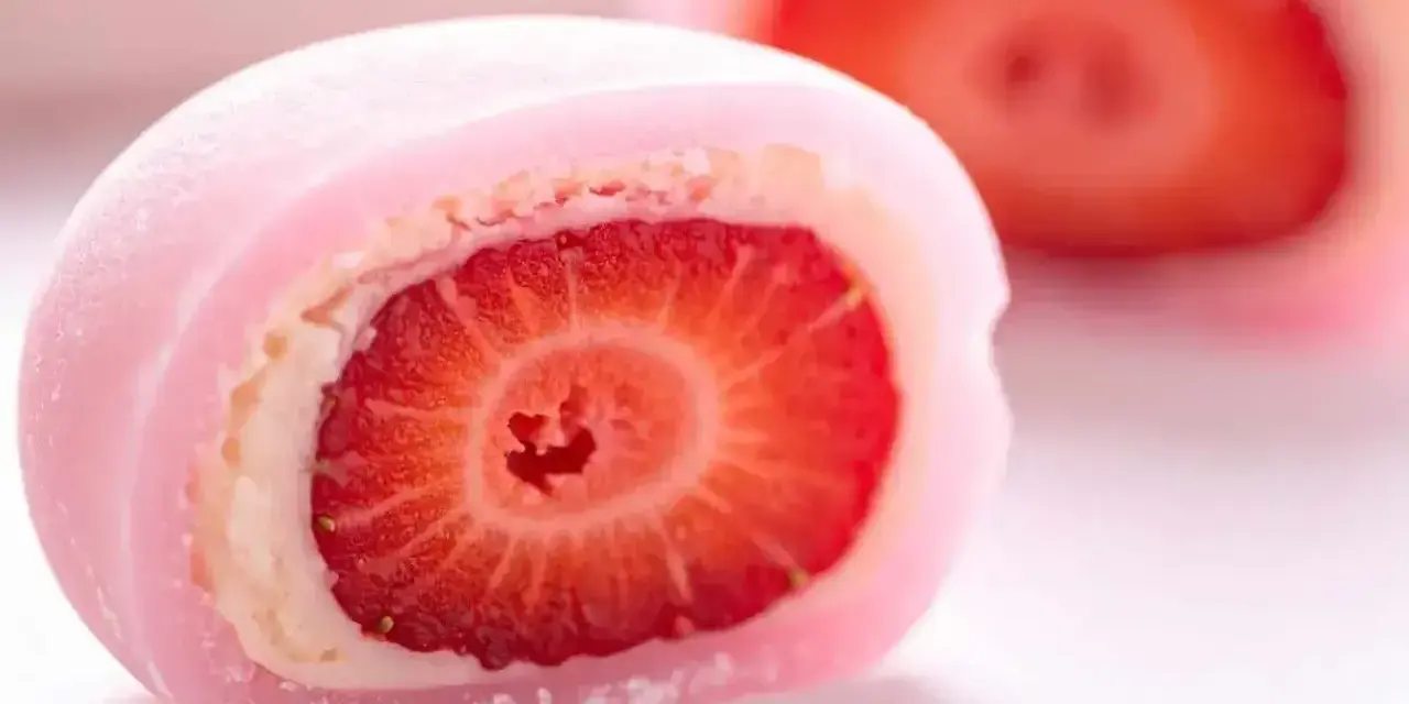 Różowe mochi z truskawką w środku. Idealne, by dowiedzieć się, jak zrobić mochi.