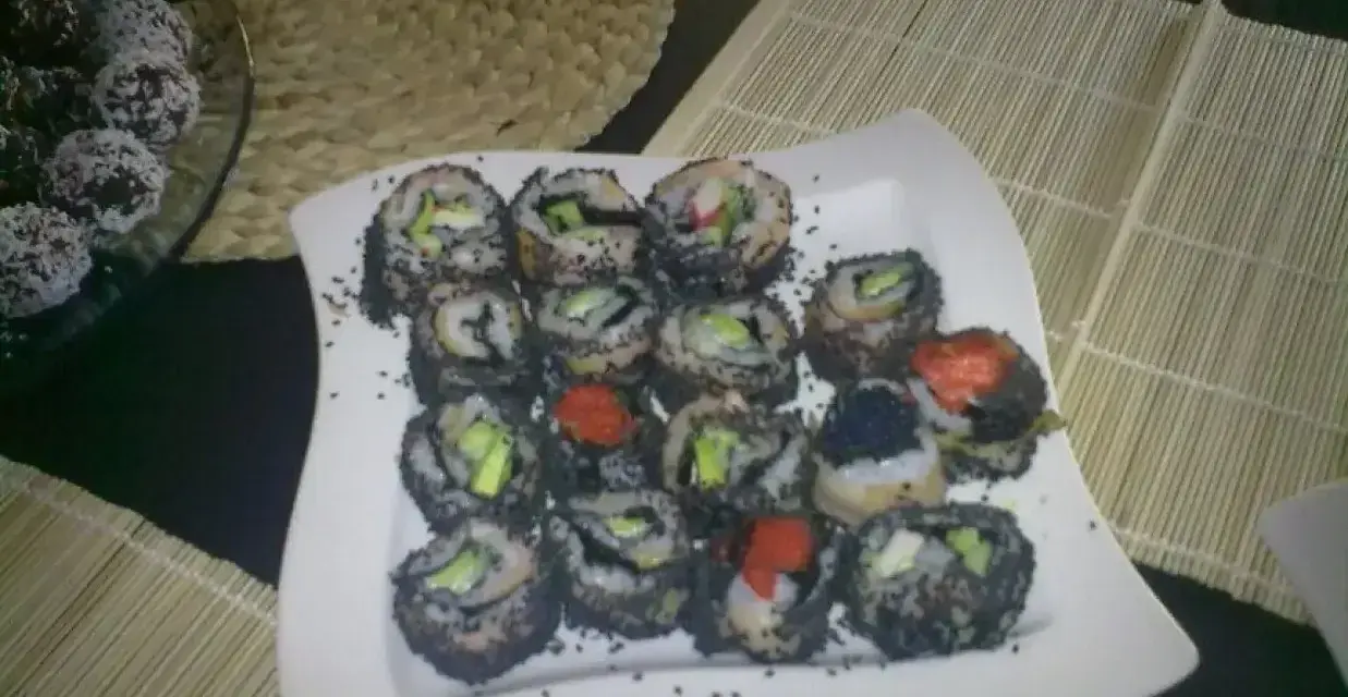 Talerz z sushi, gdzie każdy kawałek to obietnica smaku. Zobacz, jak smakuje sushi z czarnym sezamem i kolorowym ikrą.