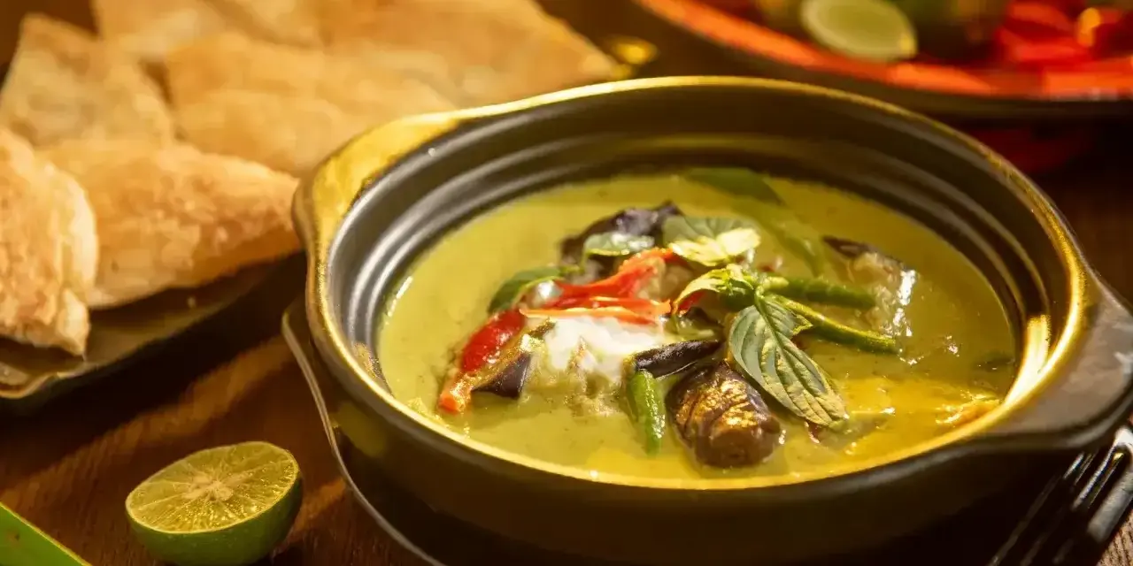 Zielone curry z bakłażanem i papryką, podane z chlebkiem naan i limonką. Jedne z wielu pysznych rodzajów curry.