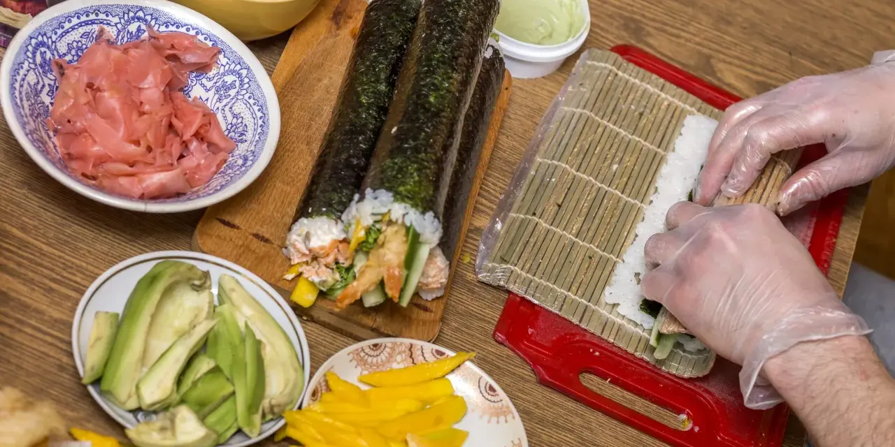 Jak zwinąć sushi w domu? Praktyczny przewodnik krok po kroku