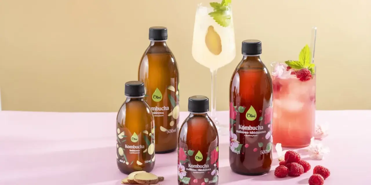 Butelki kombuchy, napoje i maliny. Pamiętaj o kombucha przeciwwskazania, szczególnie przy problemach z żołądkiem.