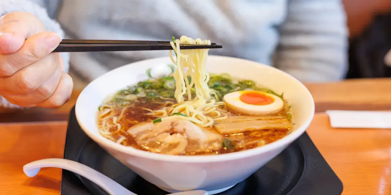Jak zrobić ramen z zupki chińskiej? Proste triki na bogaty smak