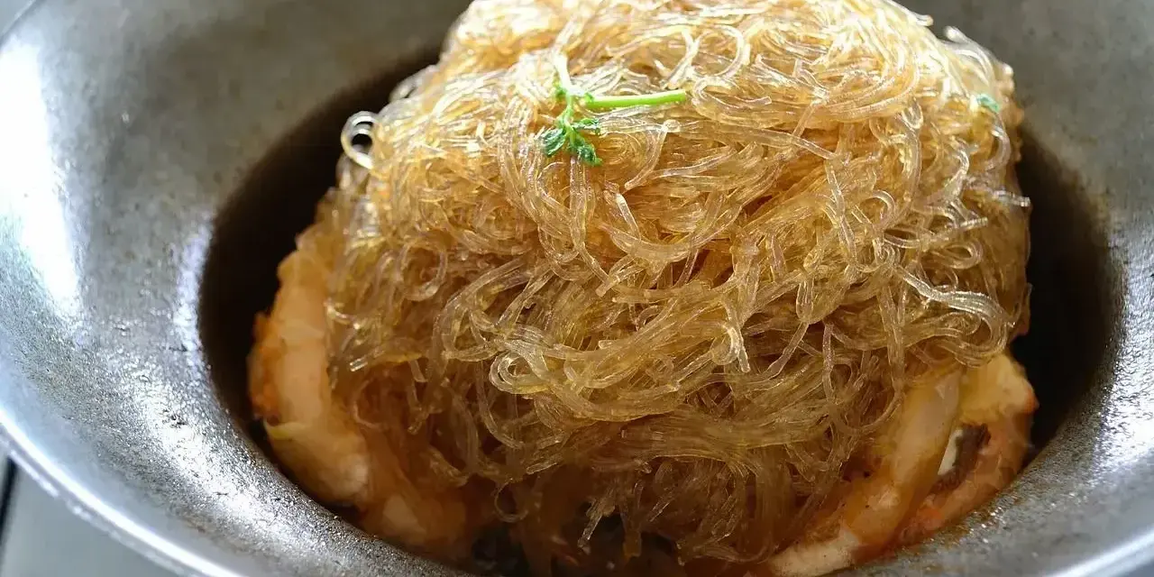 Pyszny makaron chiński w sosie, z krewetkami. Niska zawartość kcal, idealny na lekki posiłek.