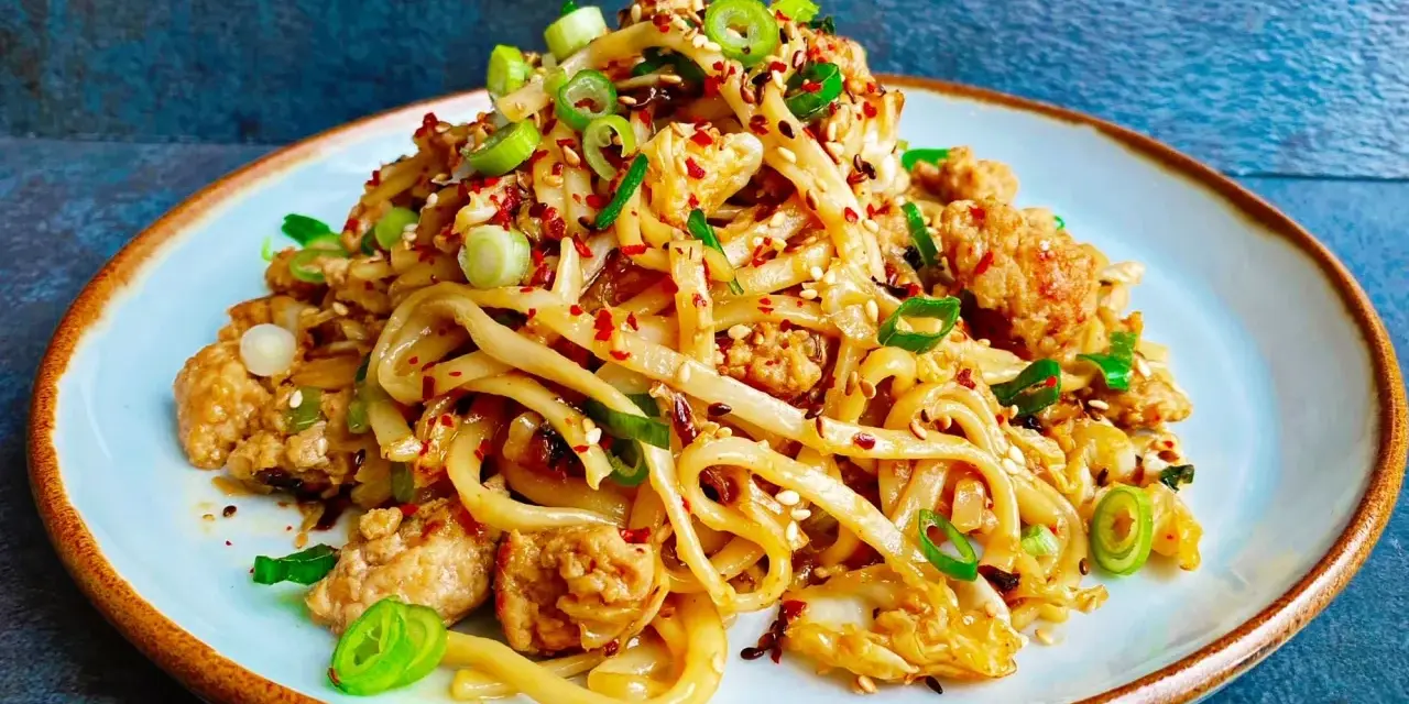 Pyszne danie z makaronem noodle, kurczakiem i szczypiorkiem. Idealne do domowych przepisów na szybki obiad.
