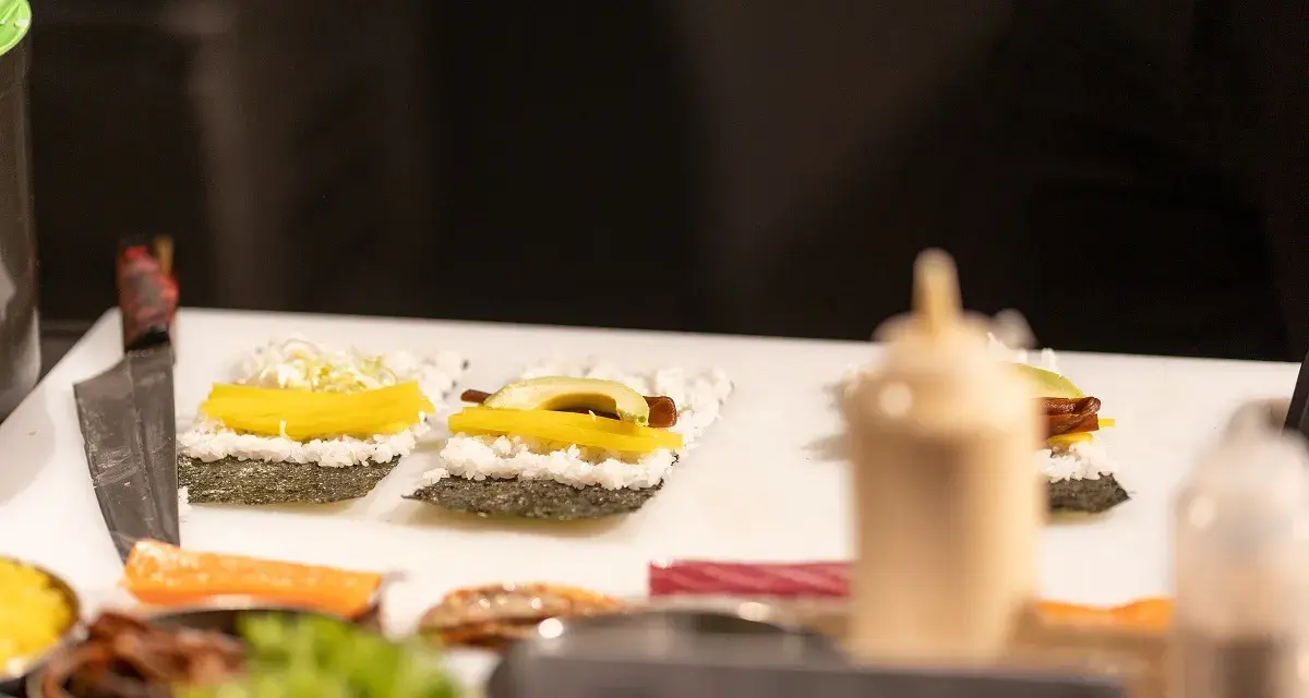 Przygotowanie sushi z awokado i żółtą rzodkwią. Nawet osoby z cukrzycą mogą cieszyć się tymi smakami.
