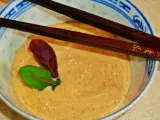 Kremowy majonez japoński w miseczce z pałeczkami i listkami sałaty. Idealny do sushi!