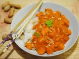 Pyszny massaman curry przepis: kurczak w kremowym sosie orzechowym z ryżem, posypany orzeszkami ziemnymi i kolendrą.