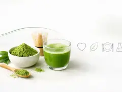 Zielone matcha w proszku i napój w szklance, bambusowa miotełka. Ile razy dziennie pić matcha dla zdrowia?