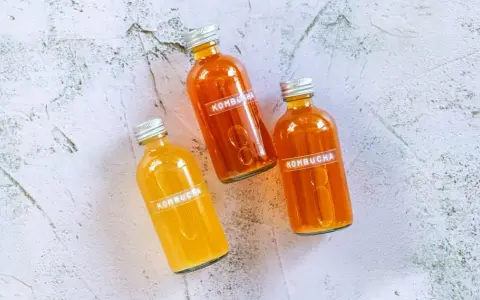 Kombucha: Na co jest dobra? Jak pić i czy warto ją zrobić w domu?