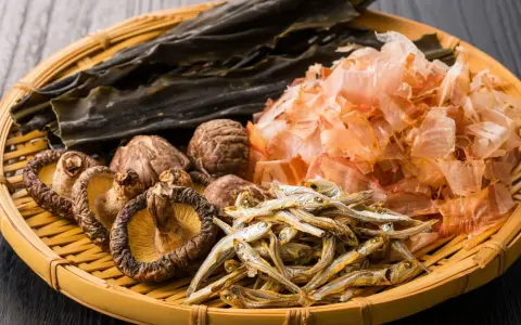 Suszone grzyby shiitake, wodorosty kombu, płatki bonito i suszone sardelki – składniki, które nadają potrawom głęboki, bogaty smak umami.