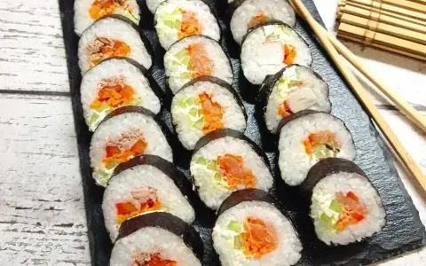 Gotowe rolki sushi z łososiem, tuńczykiem i warzywami. Proste sushi jak zrobić w domu.