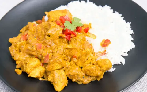 Pyszny kurczak curry z ryżem, idealny na szybki obiad. Ten przepis na kurczaka curry zachwyci każdego!