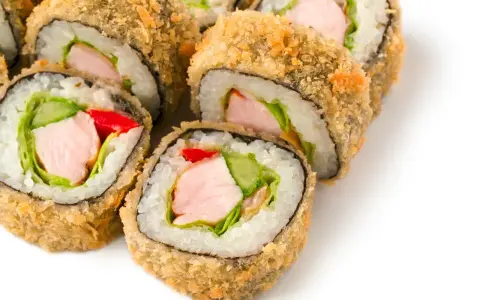 Chrupiące rolki sushi z kurczakiem, ogórkiem i papryką, zawinięte w nori. Idealne, gdy zastanawiasz się którą stroną nori do sushi.